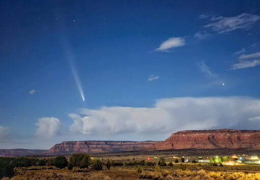 Photo of comet 2023/A3 Tsuchinshan/ATLAS over the red rock cliffs near Kanab, UT, by Christian Veit